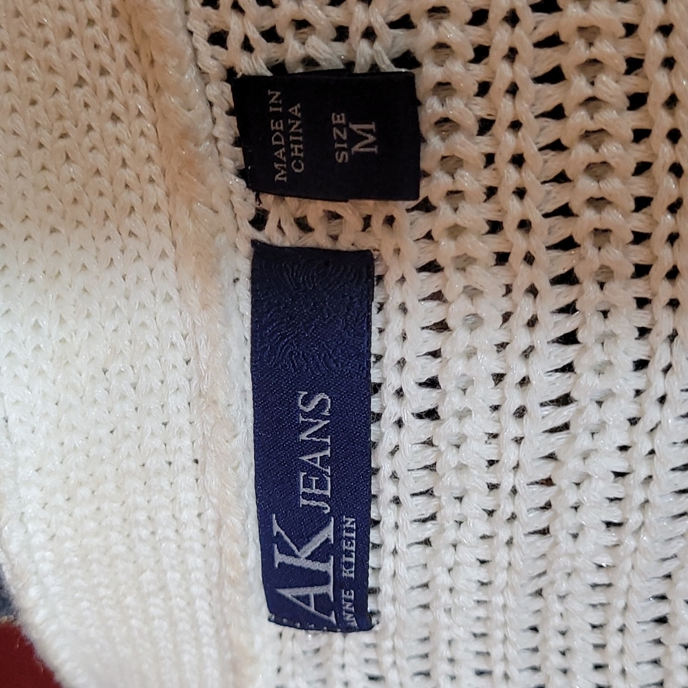 Beautiful sweater! - Picture 6 of 7